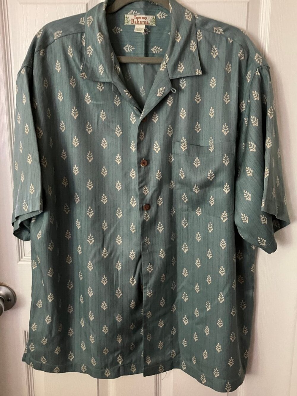 TOMMY BAHAMA Men's Camp Shirt Silk Blue w/White geometric leaf pattern Sz L